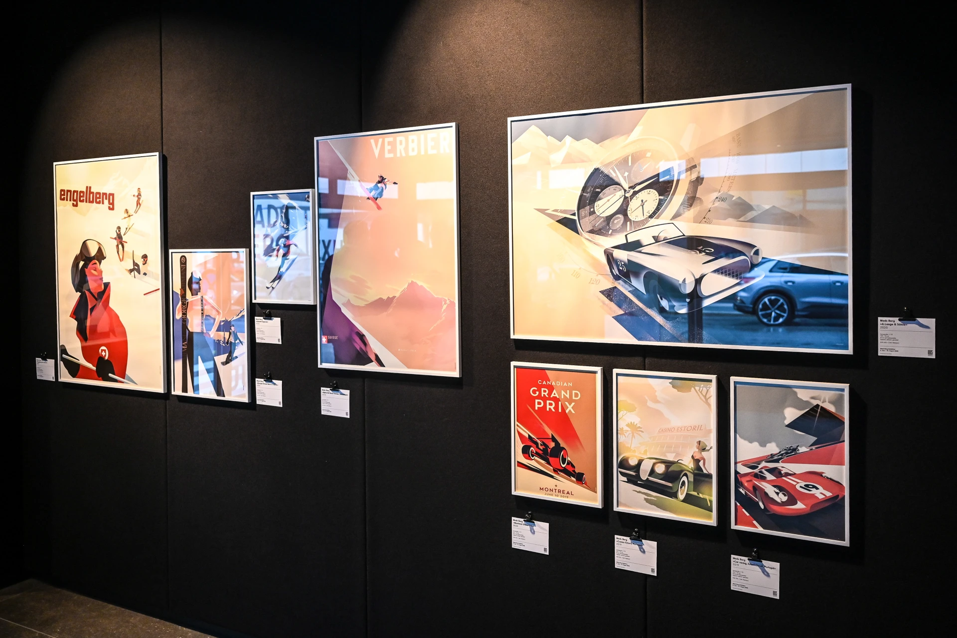 Ausstellungswand mit Mads Bergs Plakaten zu Wintersport und Motorsport, unter anderem „Engelberg“, „Verbier“ und „Grand Prix“. Foto: Udo Mittelberger.